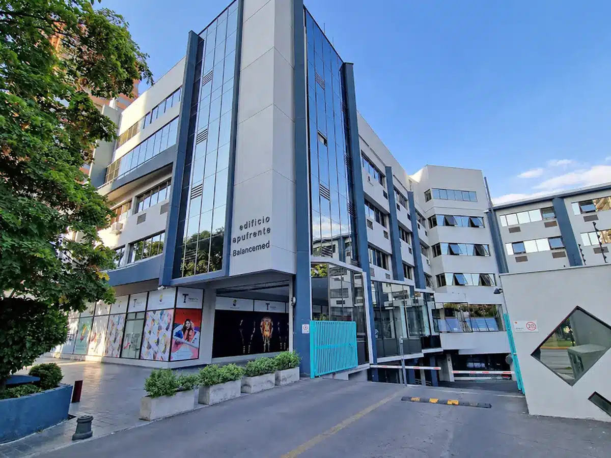Edificio Apu Frente en Las Condes, donde atiende el centro médico BalanceMed